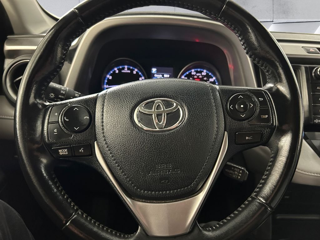 Used 2018 Silver Toyota XLE image 9