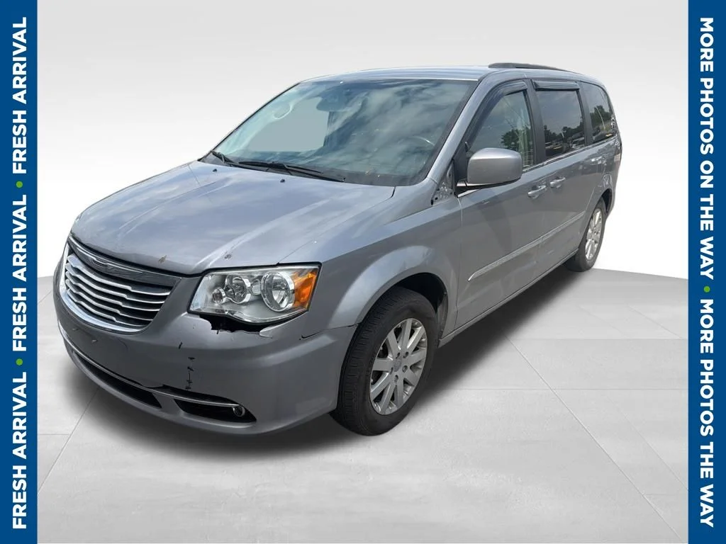 2016 Chrysler Town & Country Touring's photo