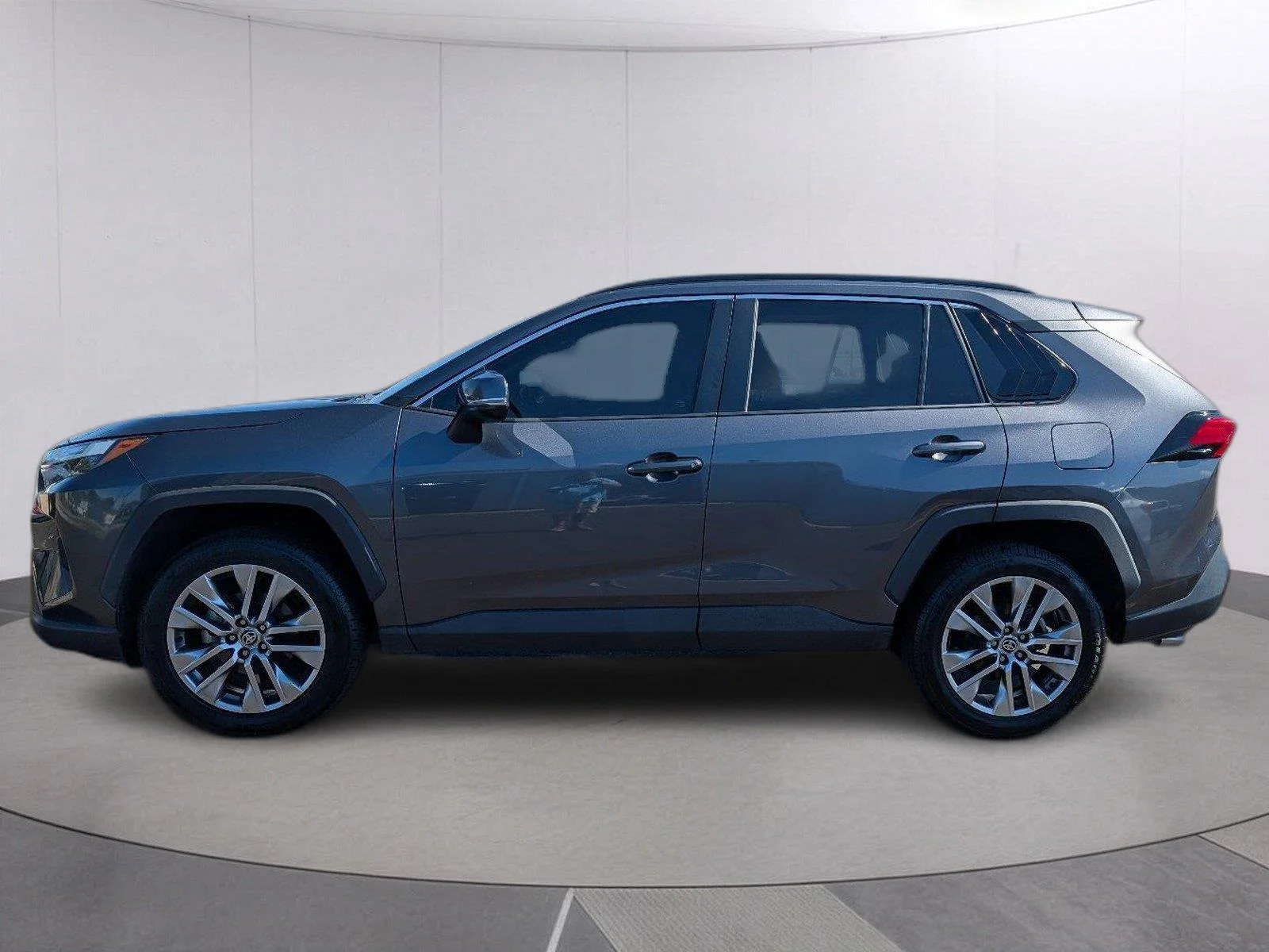 Used 2022 Magnetic Gray Metallic Toyota XLE Premium image 2