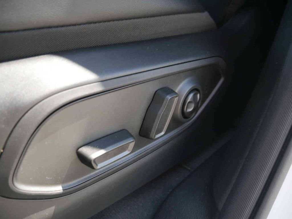 New 2026 Bright White Clear-Coat Exterior Paint Jeep Laredo image 25