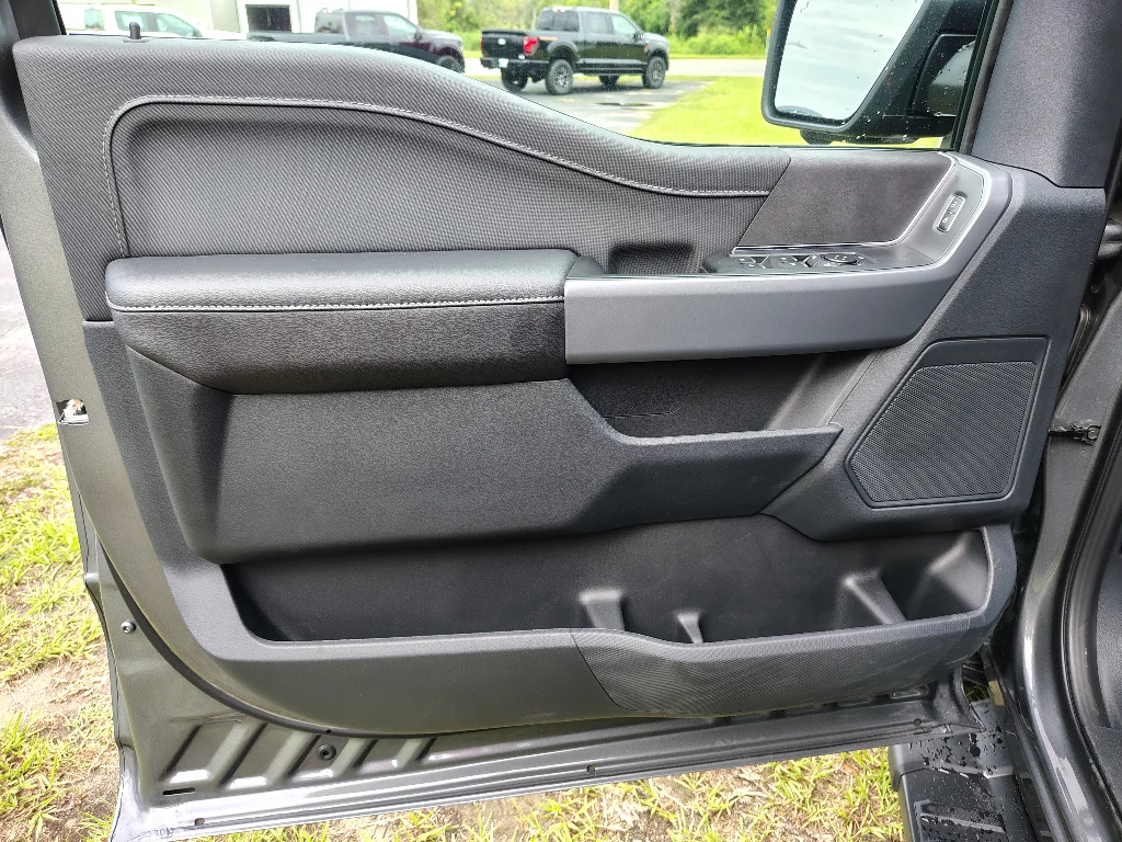 New 2026 Carbonized Gray Metallic Ford XLT image 15