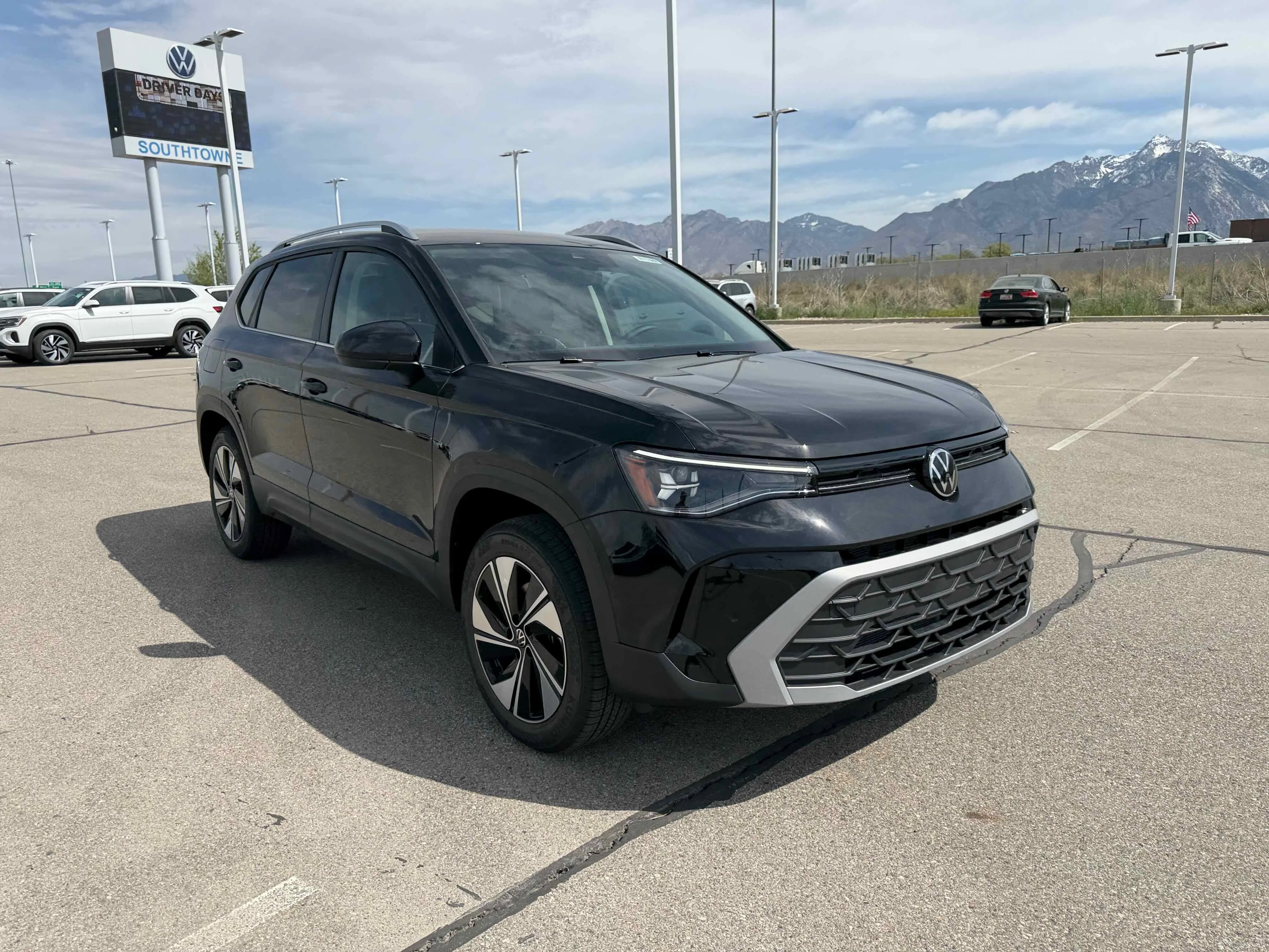 New 2026 Deep Black Volkswagen SE image 9