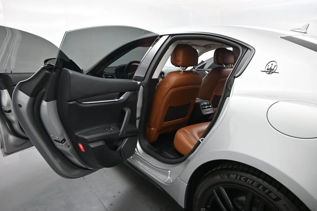 Used 2017 Silver Maserati Base image 15