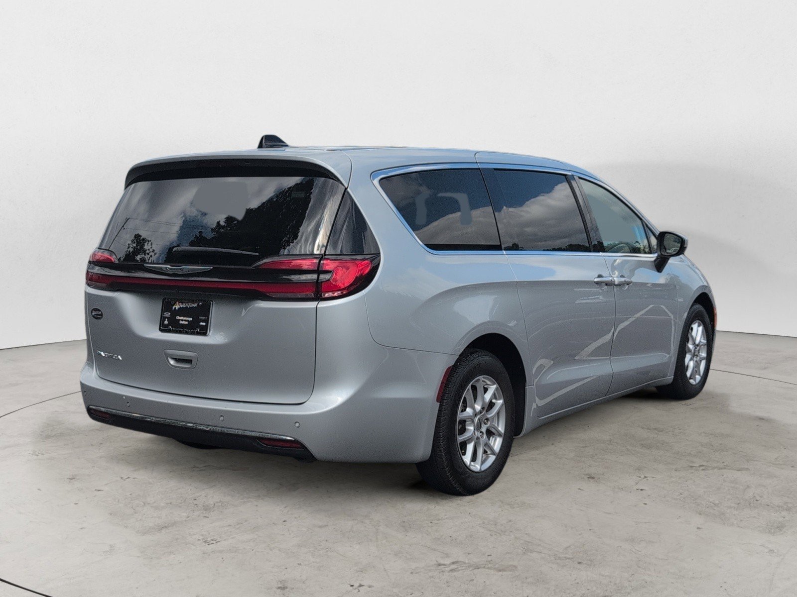 Used 2023 Silver Mist Clearcoat Chrysler Touring L image 3