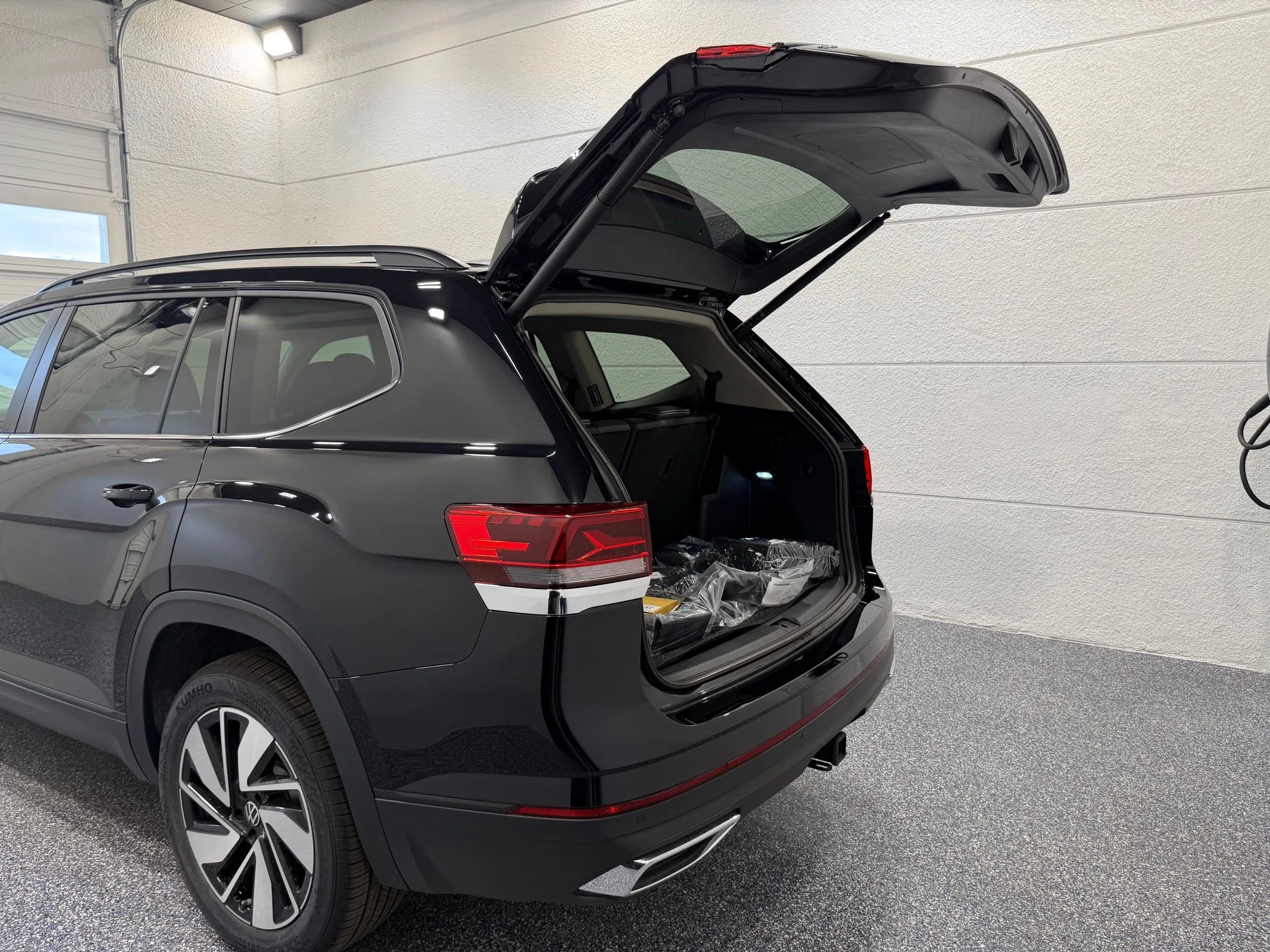 New 2026 Black Volkswagen 2.0T SE w/Technology image 25
