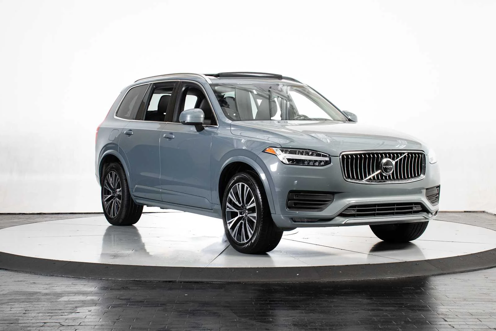 Used 2022 Thunder Grey Metallic Volvo Momentum image 8