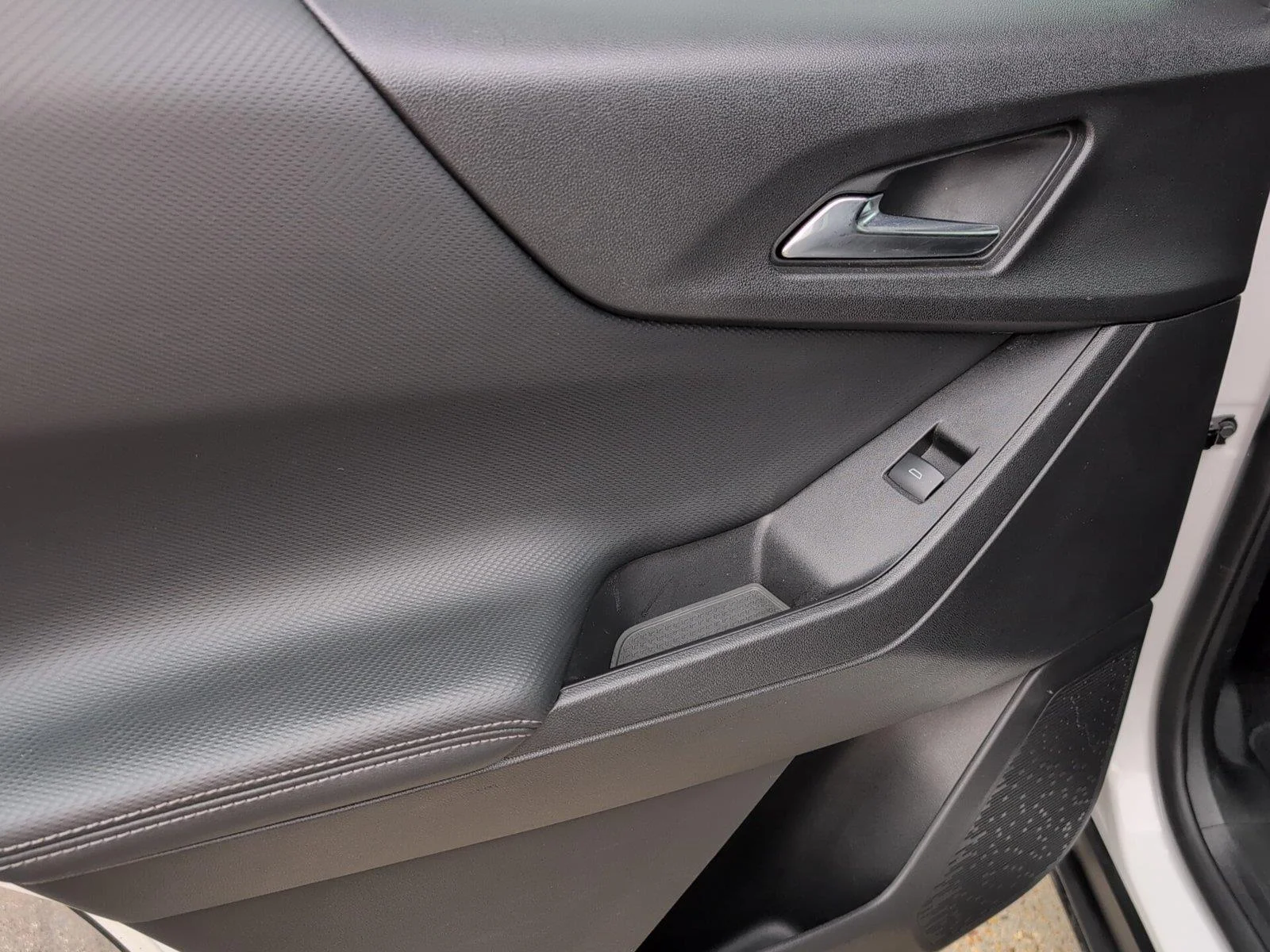 Used 2025 Summit White Chevrolet LT image 34