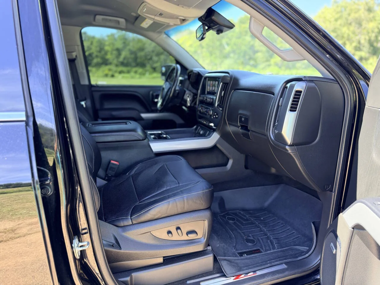 Used 2018 Black Chevrolet LTZ Z71 4x4 4dr Crew Cab 5.8 ft. SB image 31