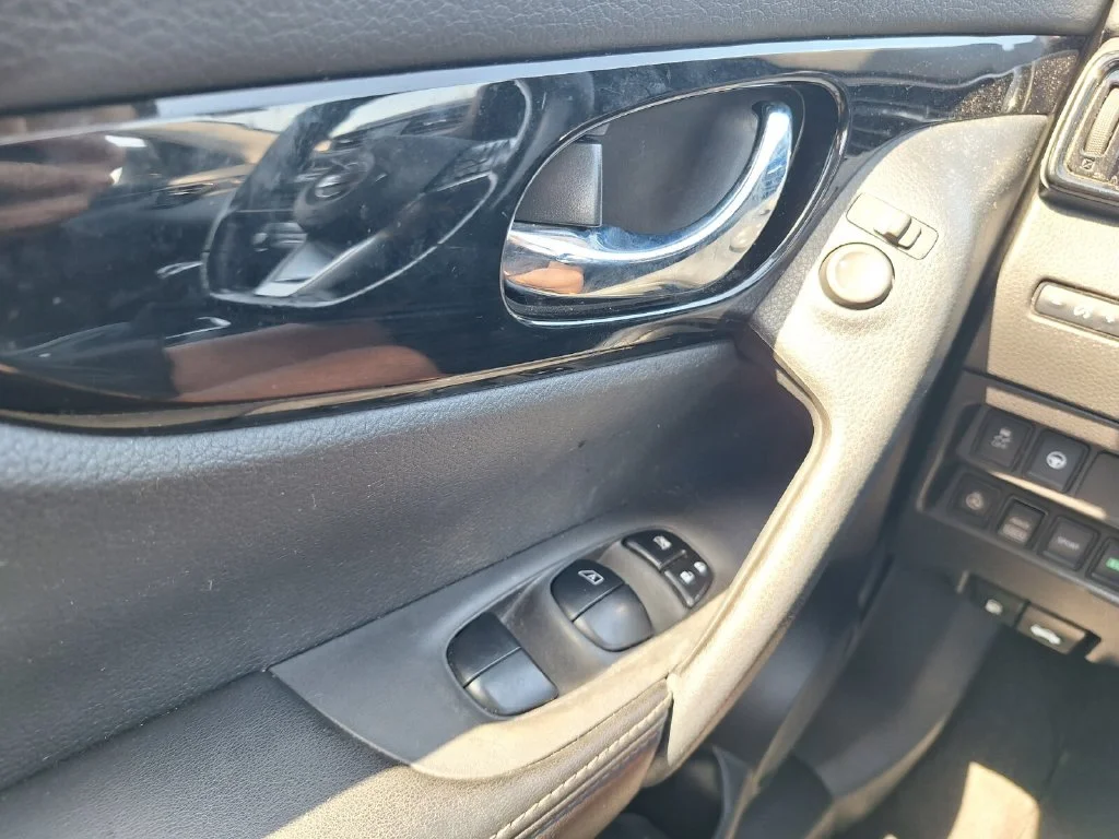 Used 2022 Black Nissan SL image 18