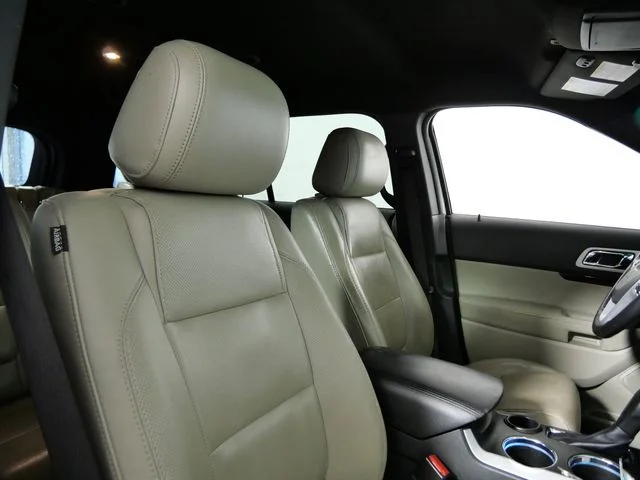 Used 2011 White Ford Limited image 12