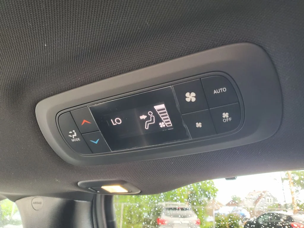 Used 2019 Silver Chrysler Limited image 31