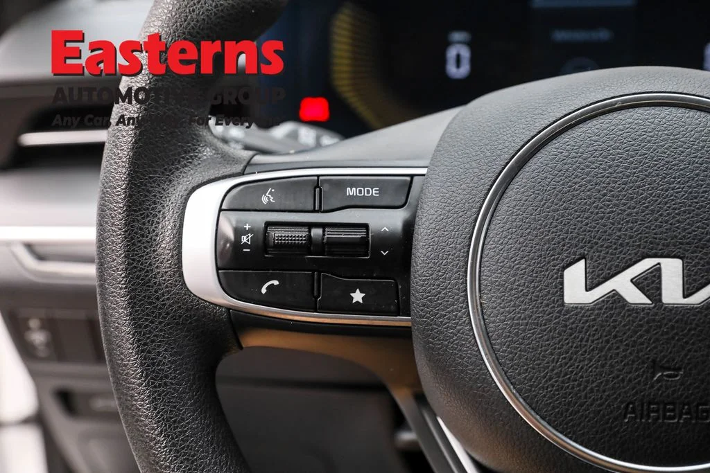 Used 2025 White Kia LXS image 16