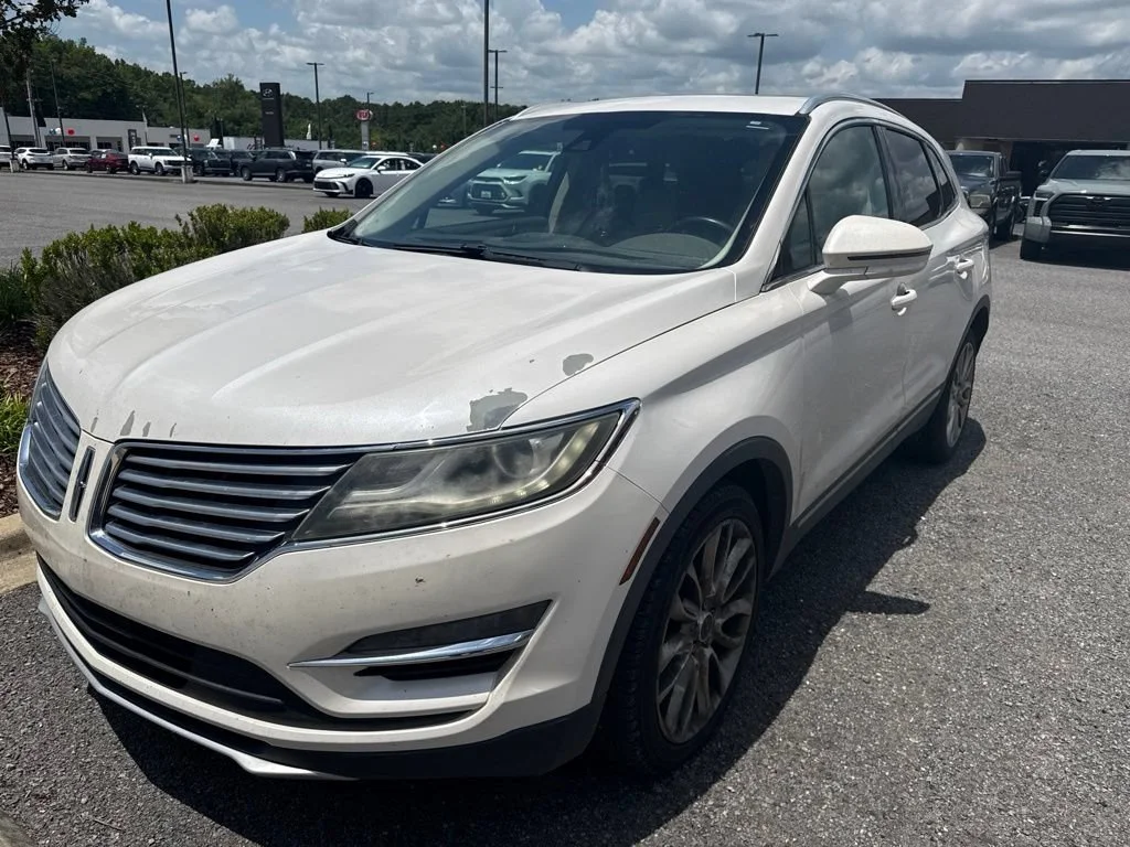 Used 2017 White Platinum Clearcoat Metallic Lincoln Reserve image 7