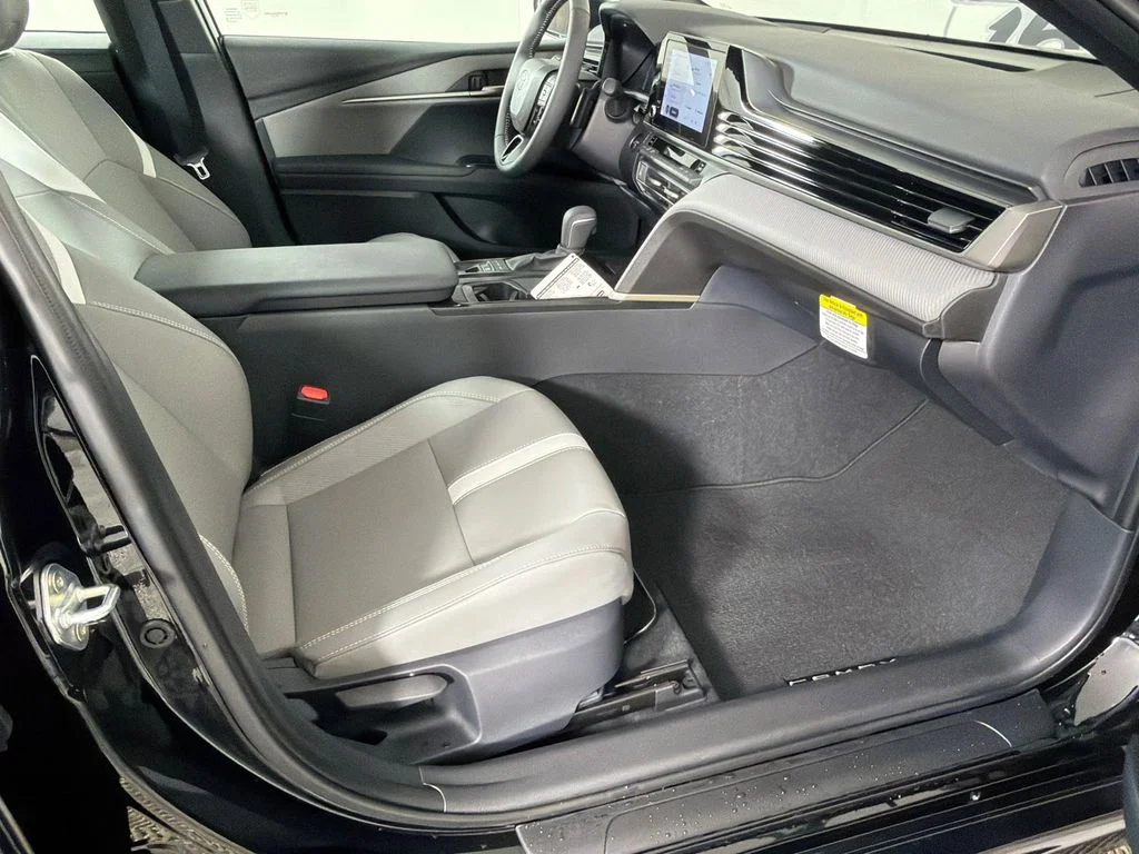 2025 Toyota Camry SE - Photo 13