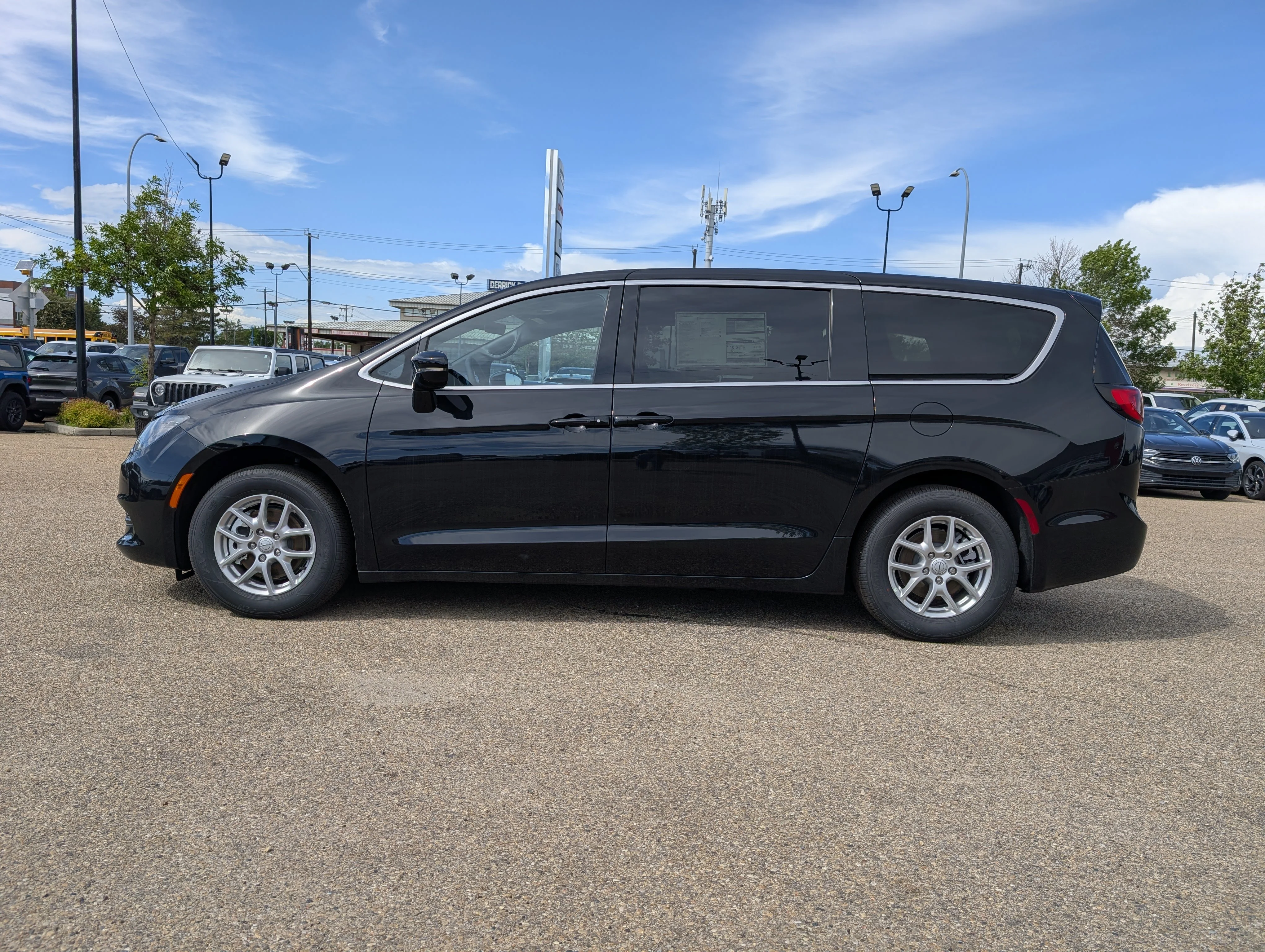 New 2026 Diamond Black Crystal Pearl Chrysler SXT image 3