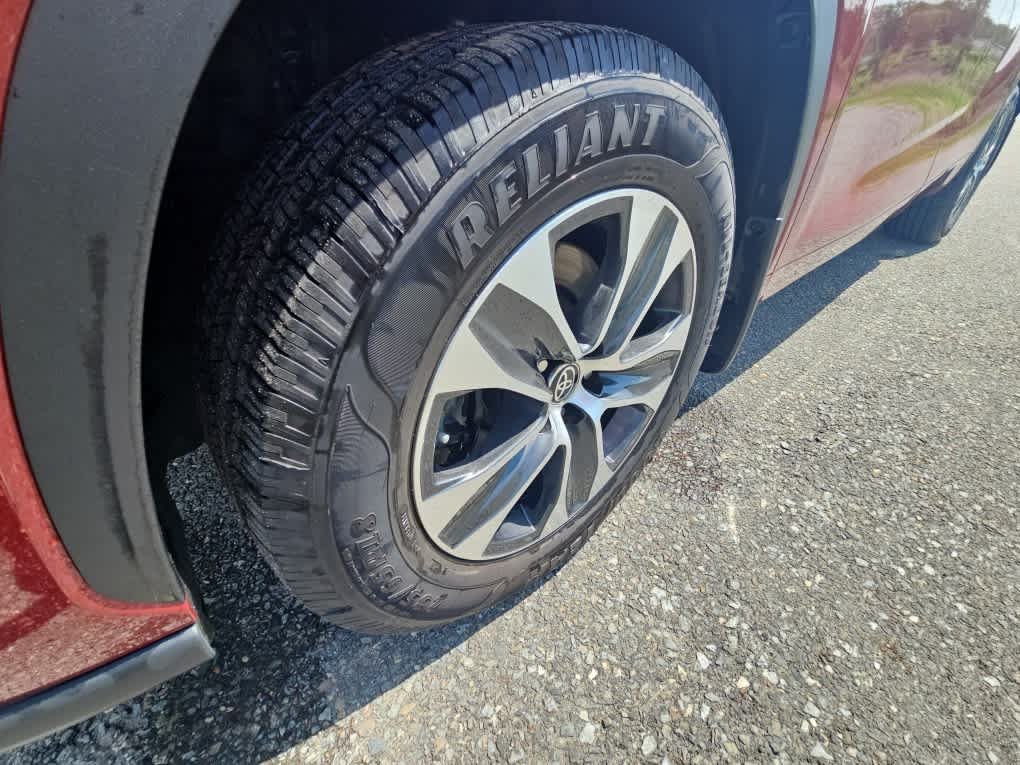 Used 2021 Ruby Flare Pearl Toyota XLE image 10