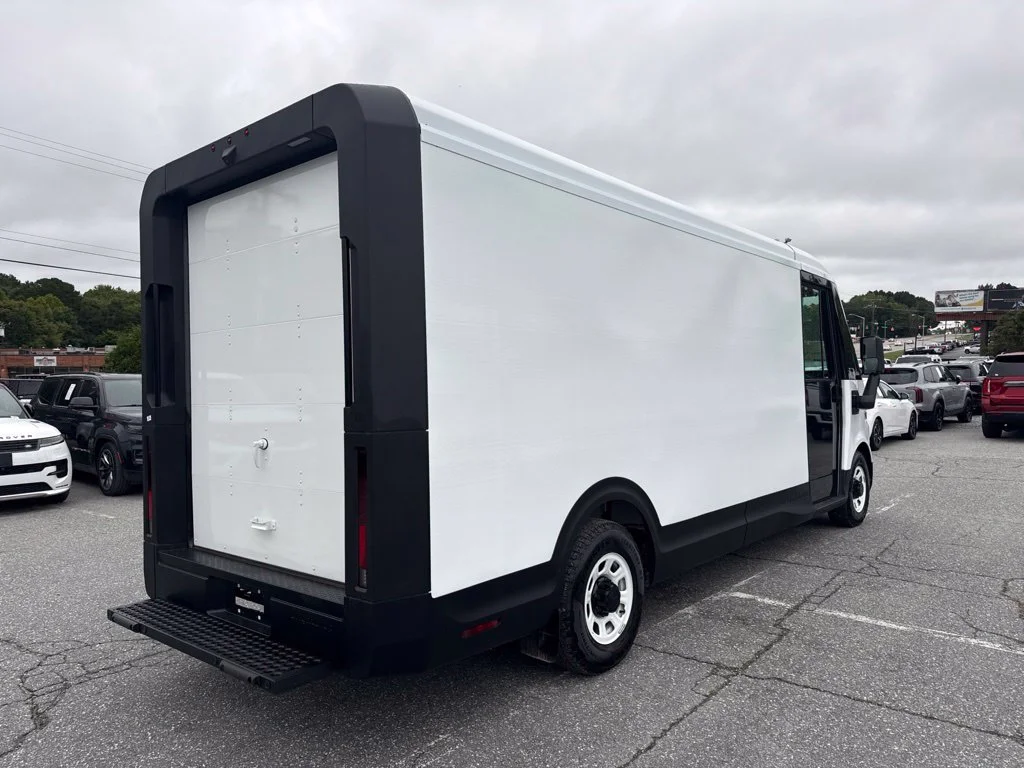 Used 2025 White Chevrolet 600 image 5