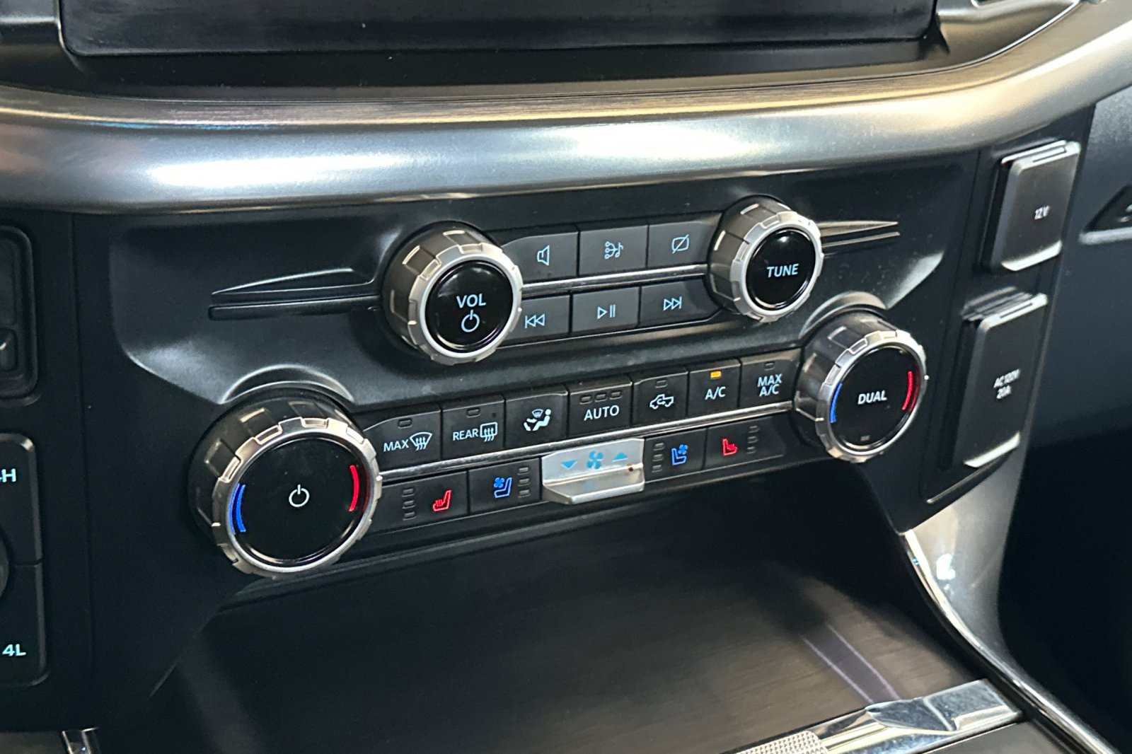 Used 2023 White Ford Lariat image 21
