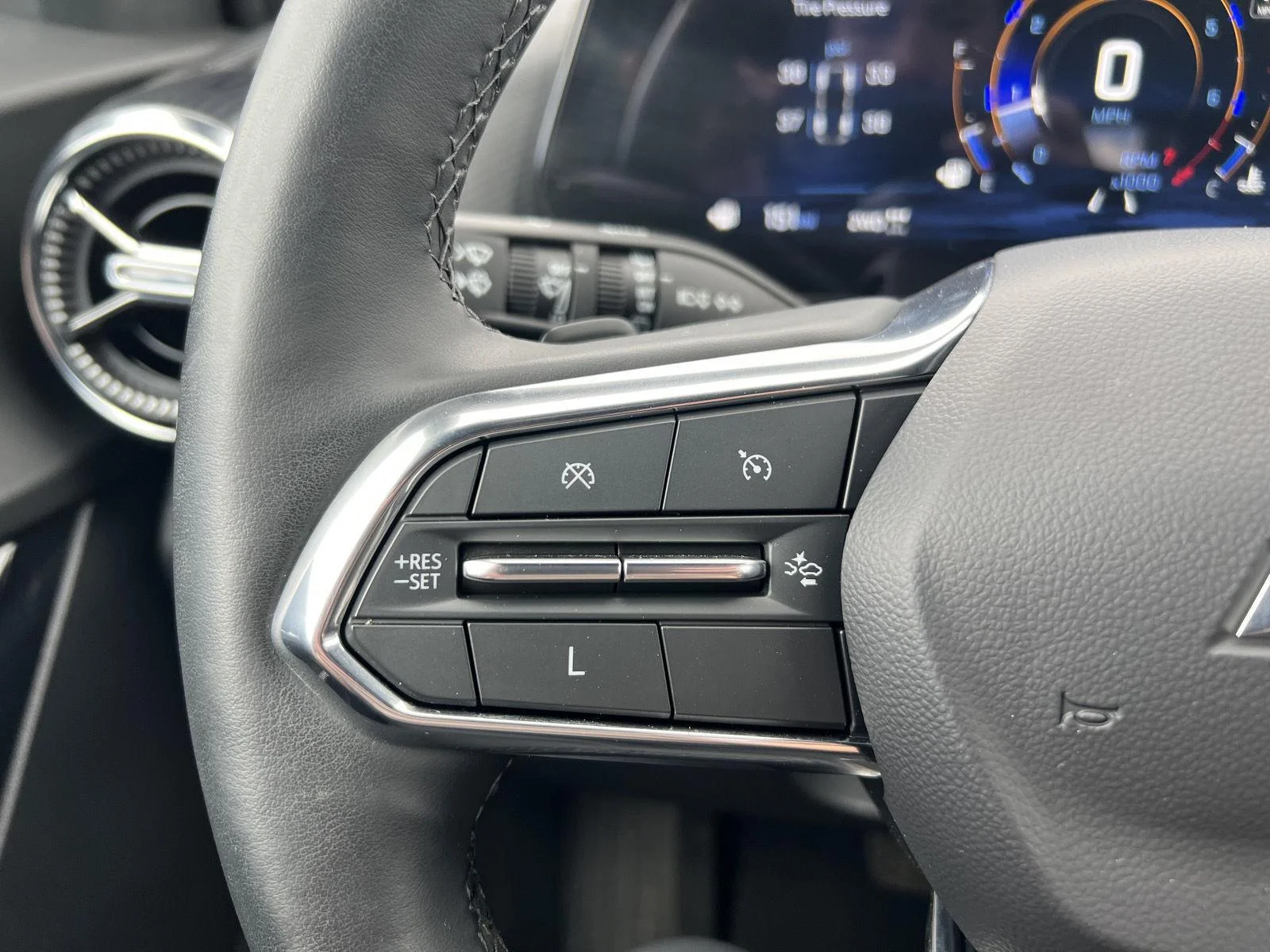 Used 2025 Summit White Chevrolet LT image 17