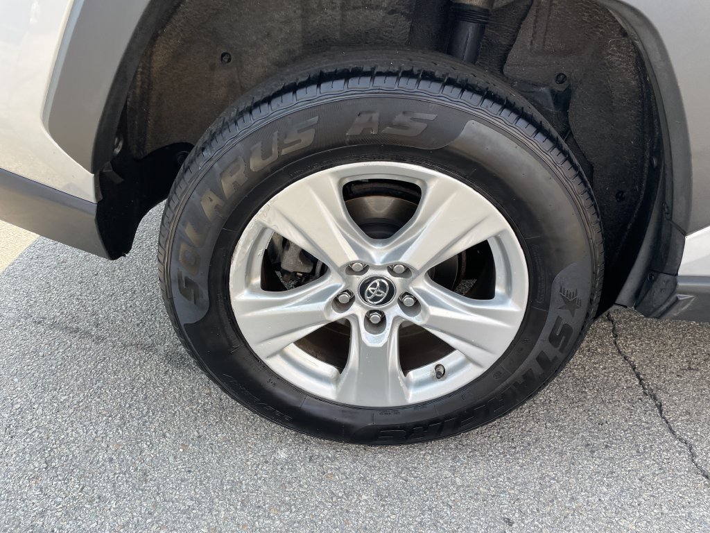Used 2019 Silver Toyota XLE image 12
