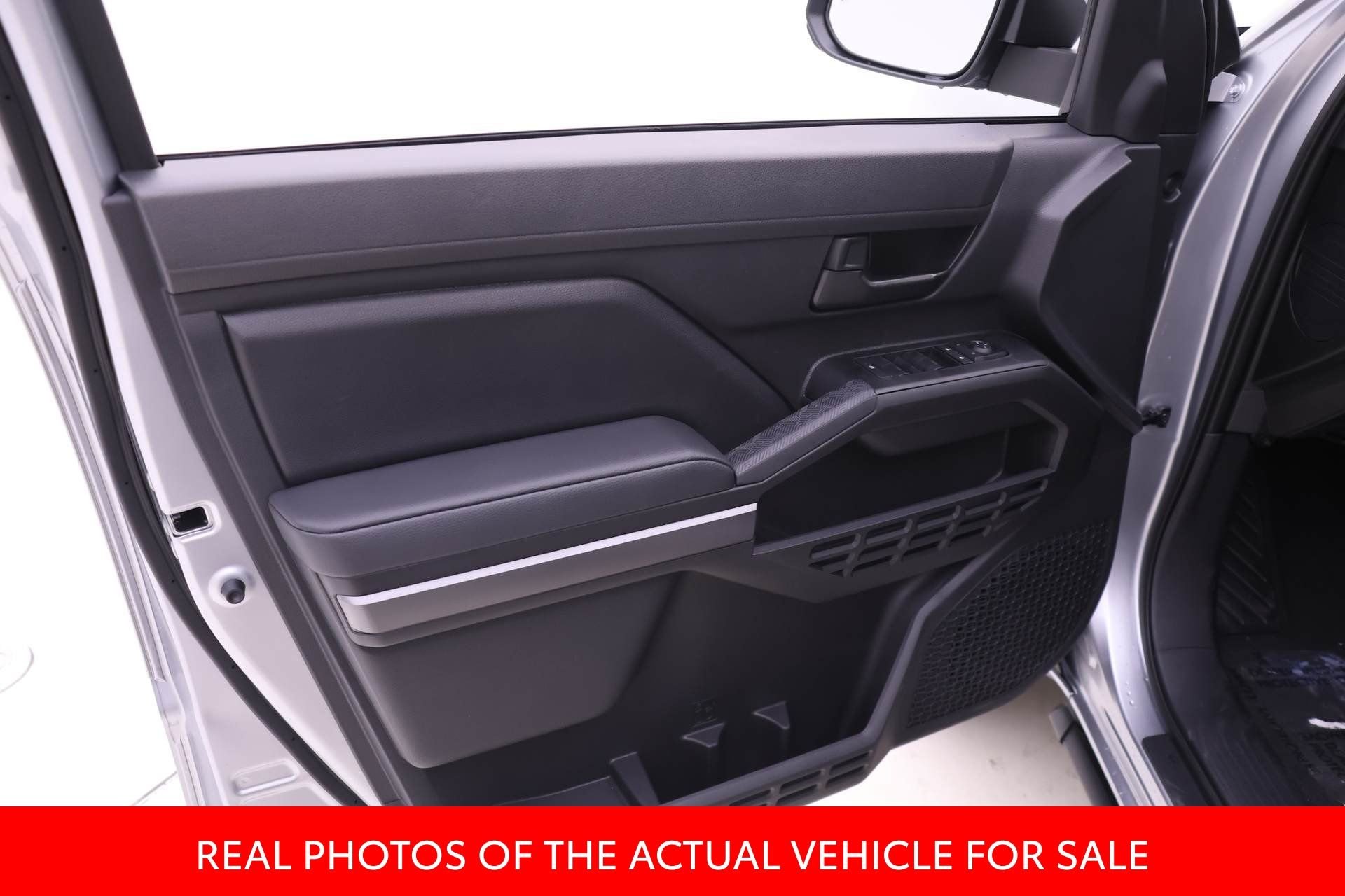 2025 Toyota Tacoma SR5 - Photo 8