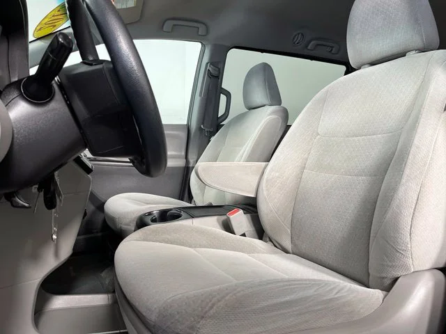 Used 2015 Silver Toyota LE image 17
