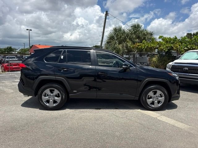 2025 Toyota RAV4 XLE - Photo 11