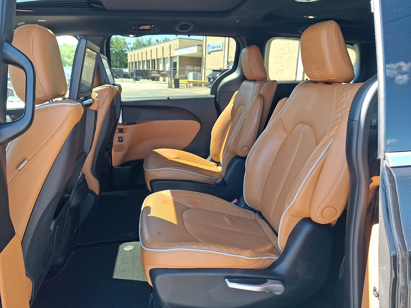 Used 2022 Brilliant Black Crystal Pearlcoat Chrysler Pinnacle image 11