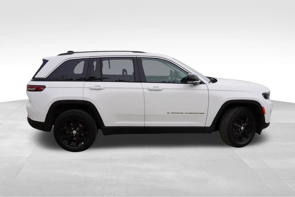 Used 2023 White Jeep Limited image 2