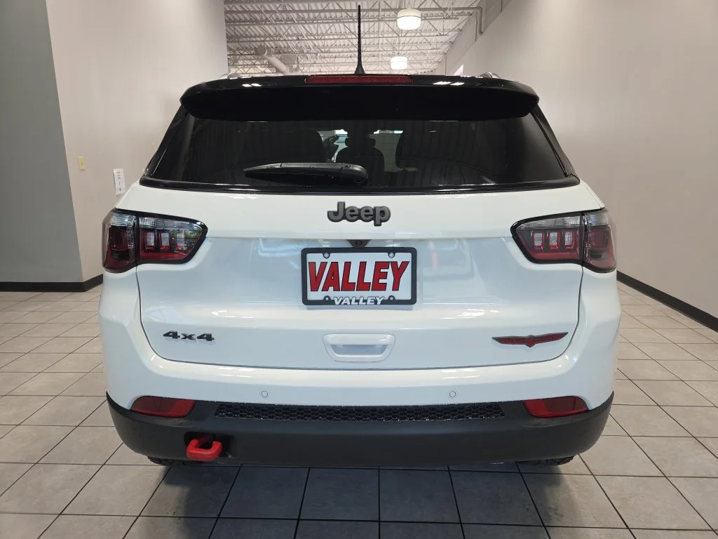 New 2026 Bright White Clear-Coat Exterior Paint Jeep Trailhawk image 6