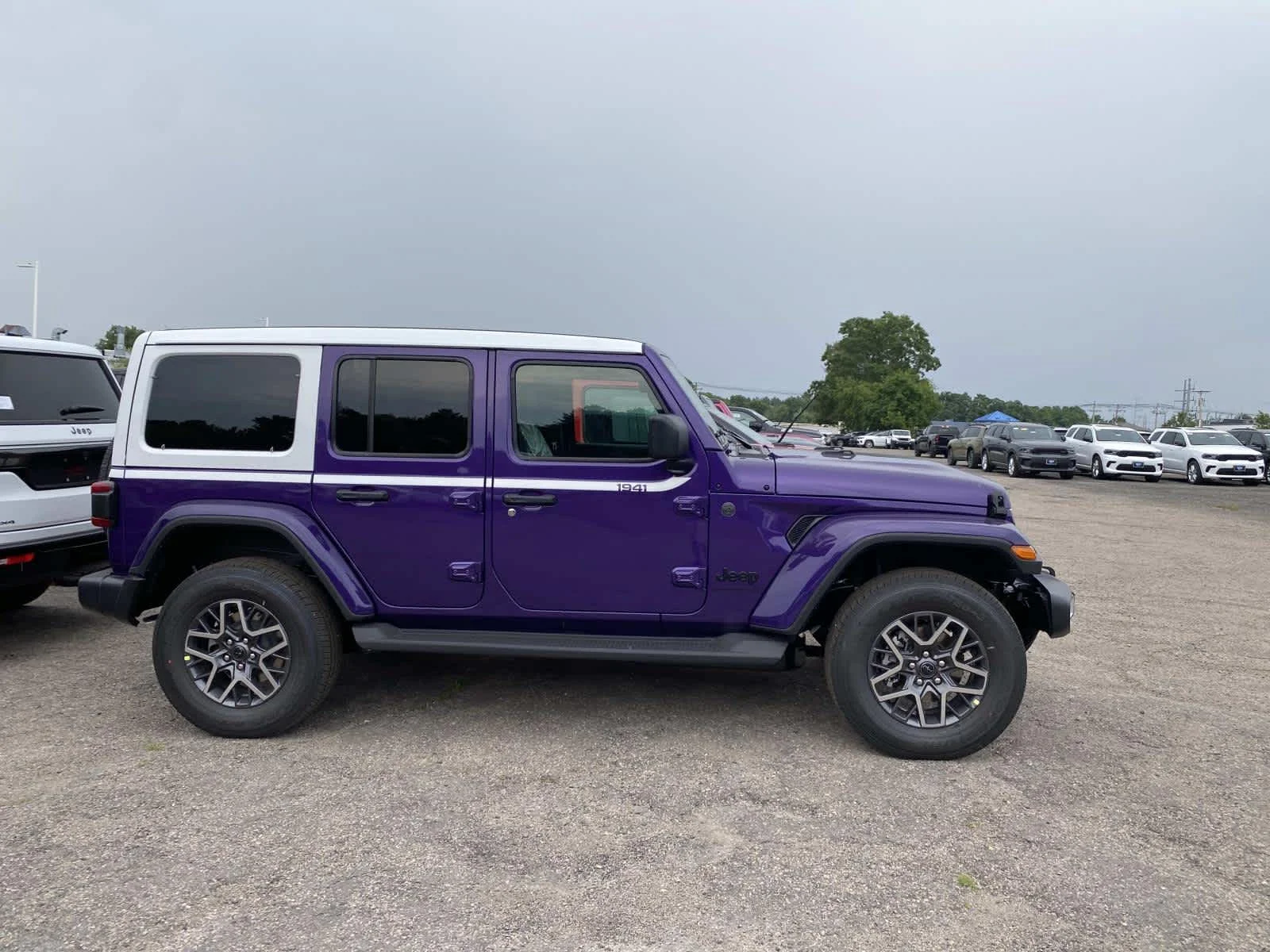 New 2026 Reign Exterior Paint Jeep Sahara image 2