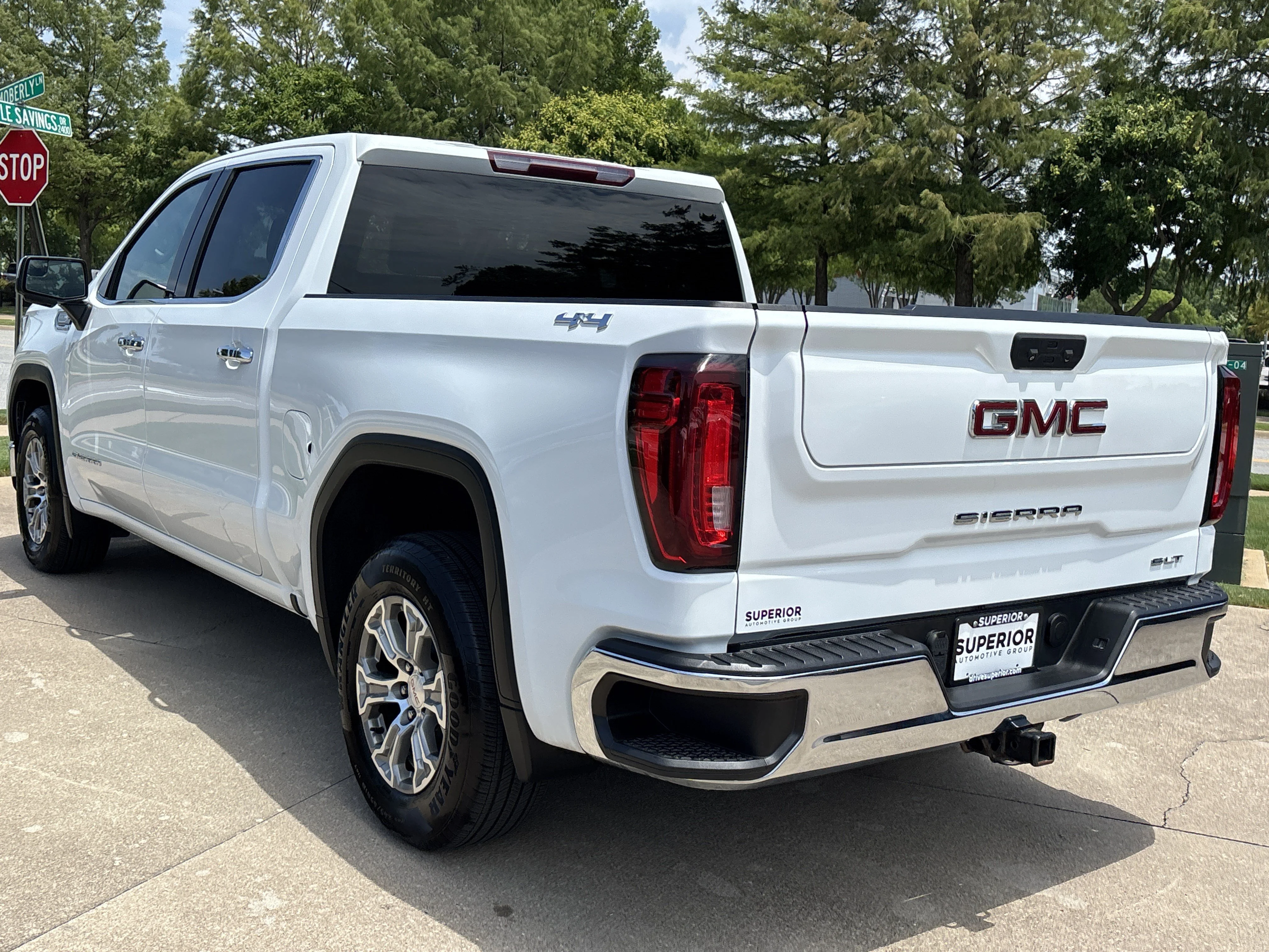 Used 2022 Summit White GMC SLT Crew Cab 4WD image 8