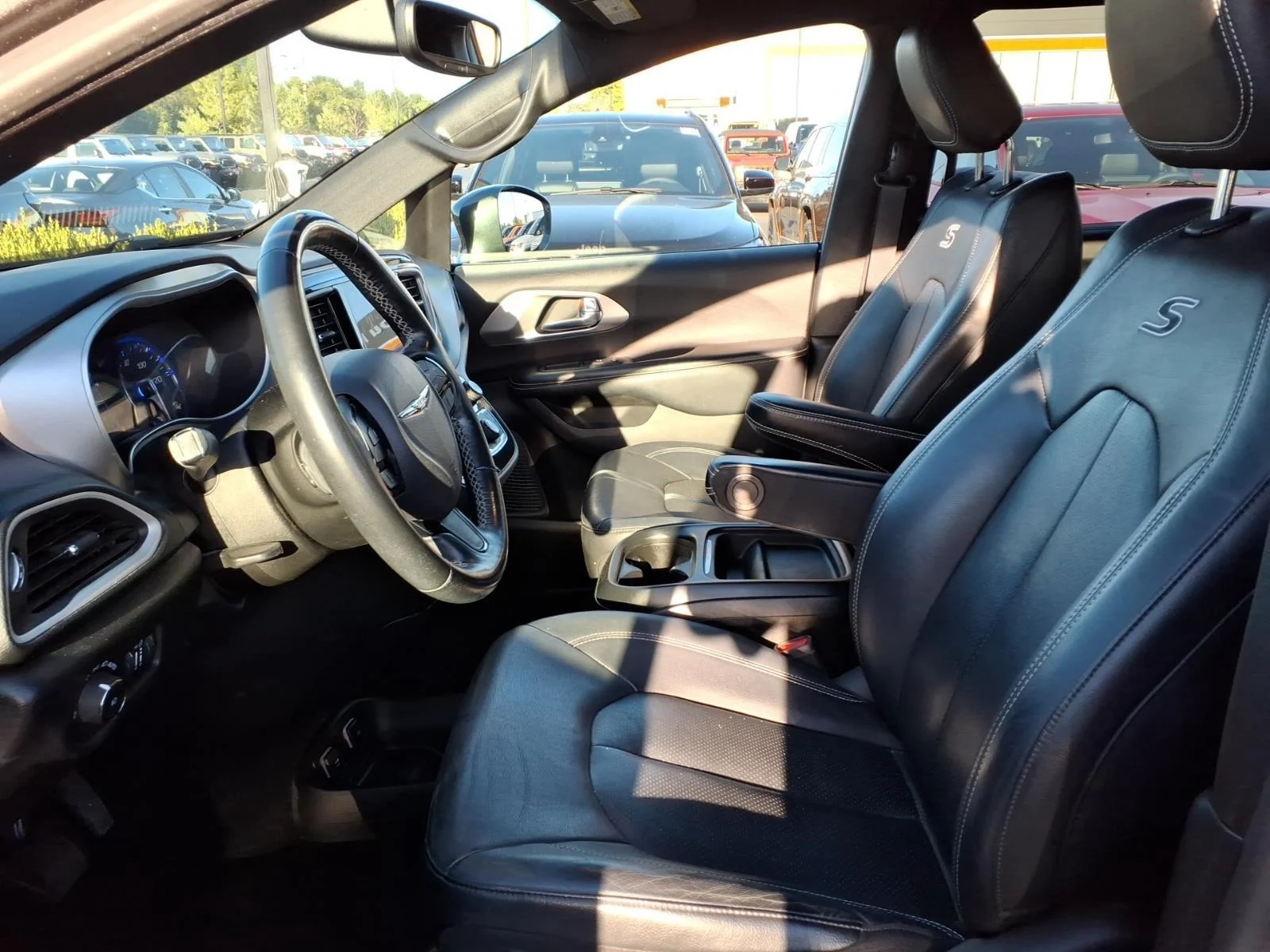 Used 2020 Granite Crystal Metallic Clearcoat Chrysler Launch Edition image 25