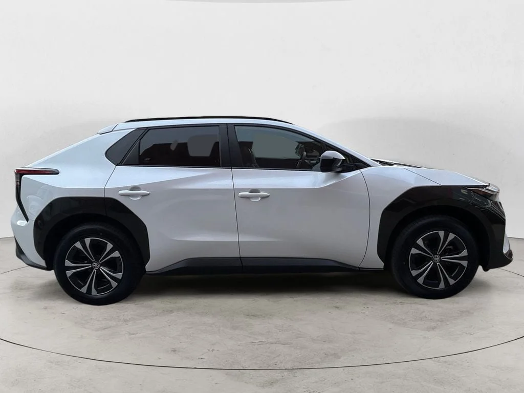 Used 2023 Pearl Toyota XLE image 6