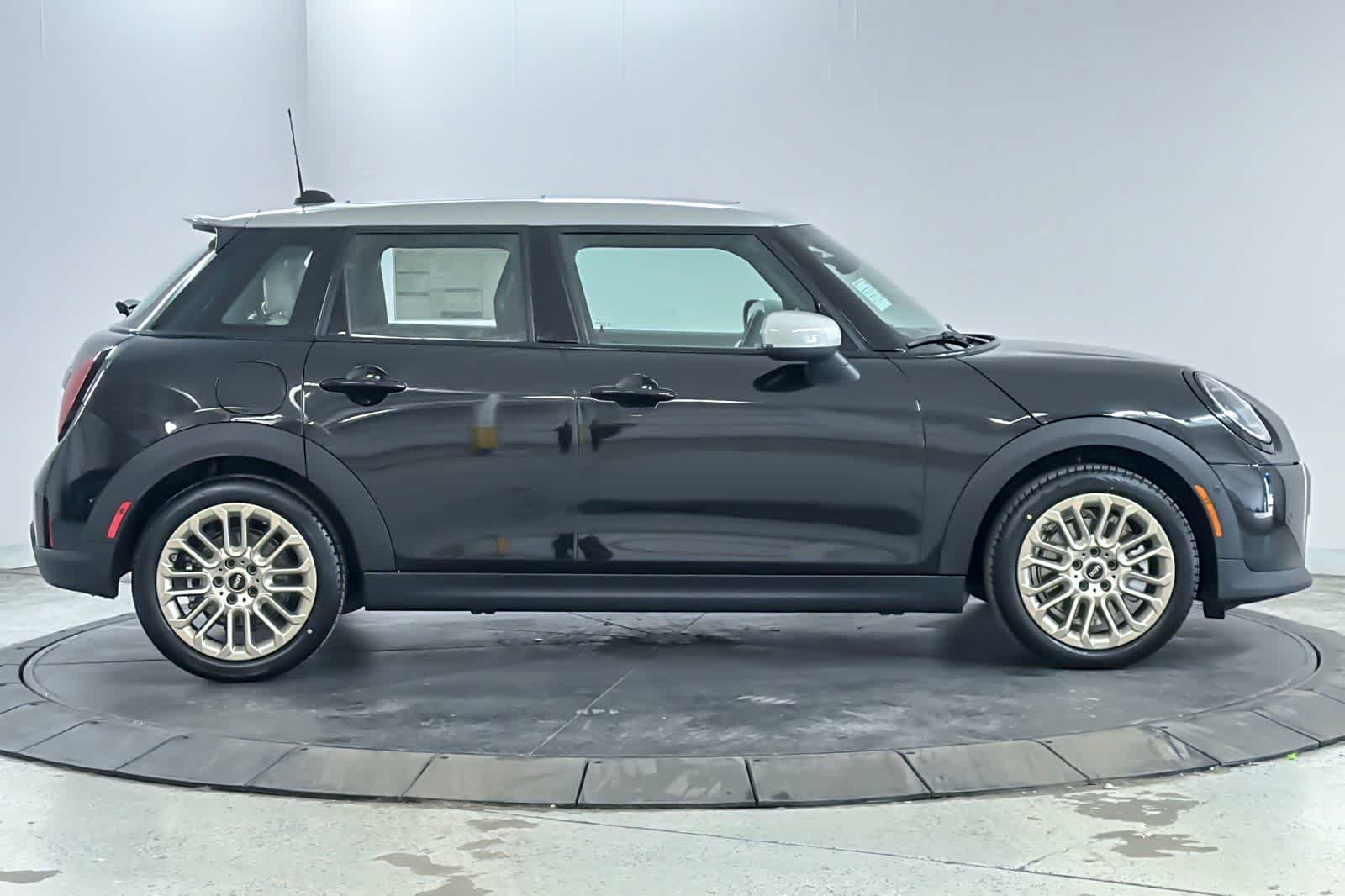 New 2026 Midnight Black II Metallic MINI Signature Plus image 8