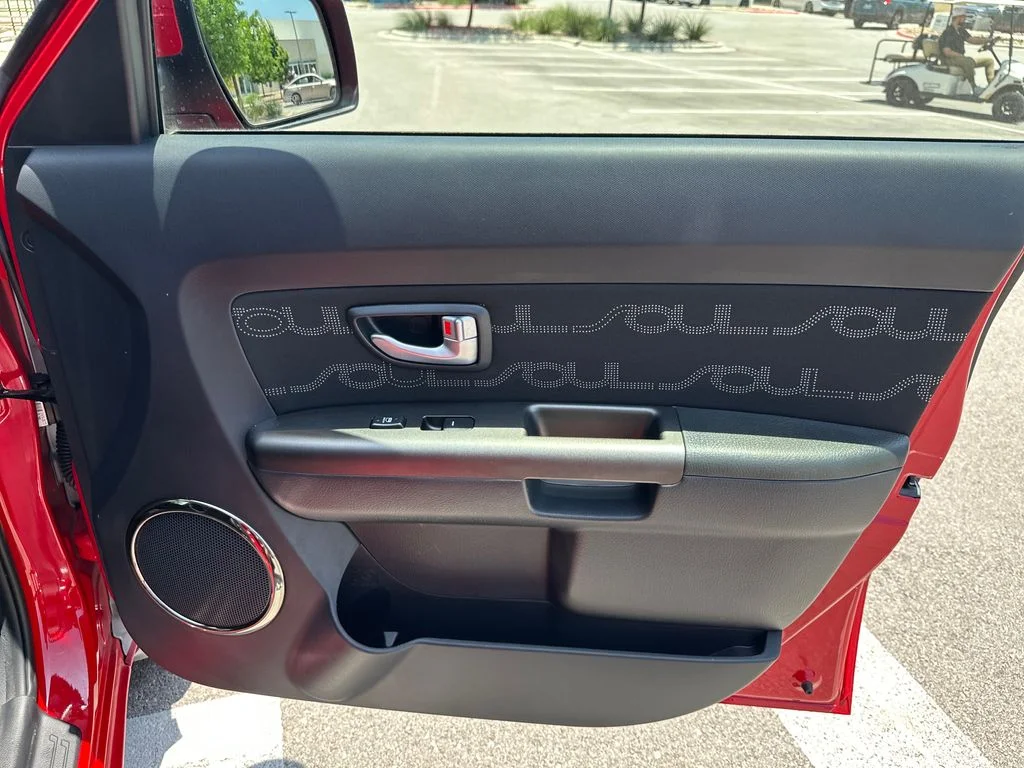 Used 2013 Red Kia Plus image 36