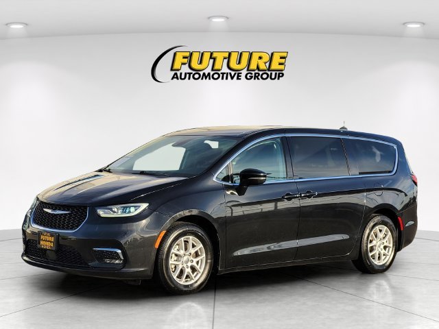 Used 2023 Black Chrysler Touring L image 5
