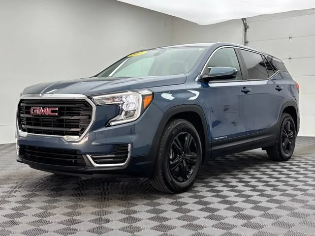 Used 2024 Downpour Metallic GMC SLE image 2