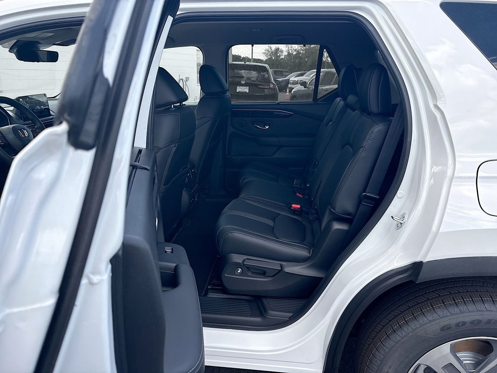 Certified Used 2025 Platinum White Pearl Honda EX-L image 18