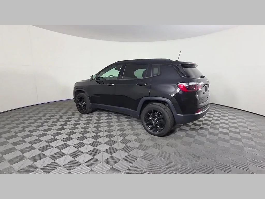 New 2026 Diamond Black Crystal Pearl-Coat Exterior Paint Jeep Latitude Altitude image 33