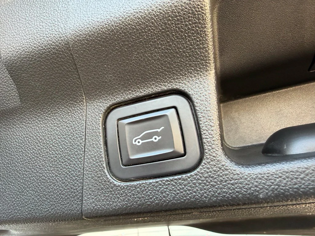 Used 2018 Silver GMC SLE-2 image 32
