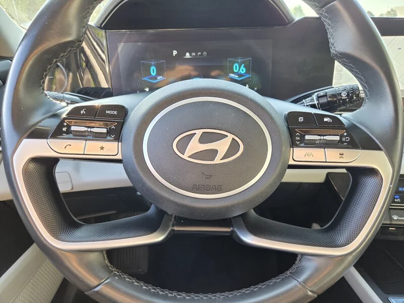 Used 2025 White HYUNDAI LIMITED image 30