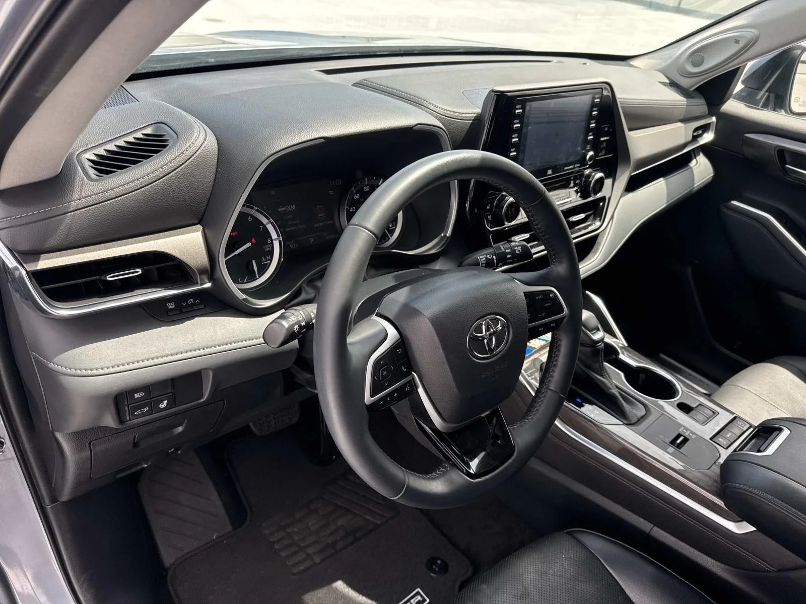 Used 2022 Moon Dust Toyota Limited image 18