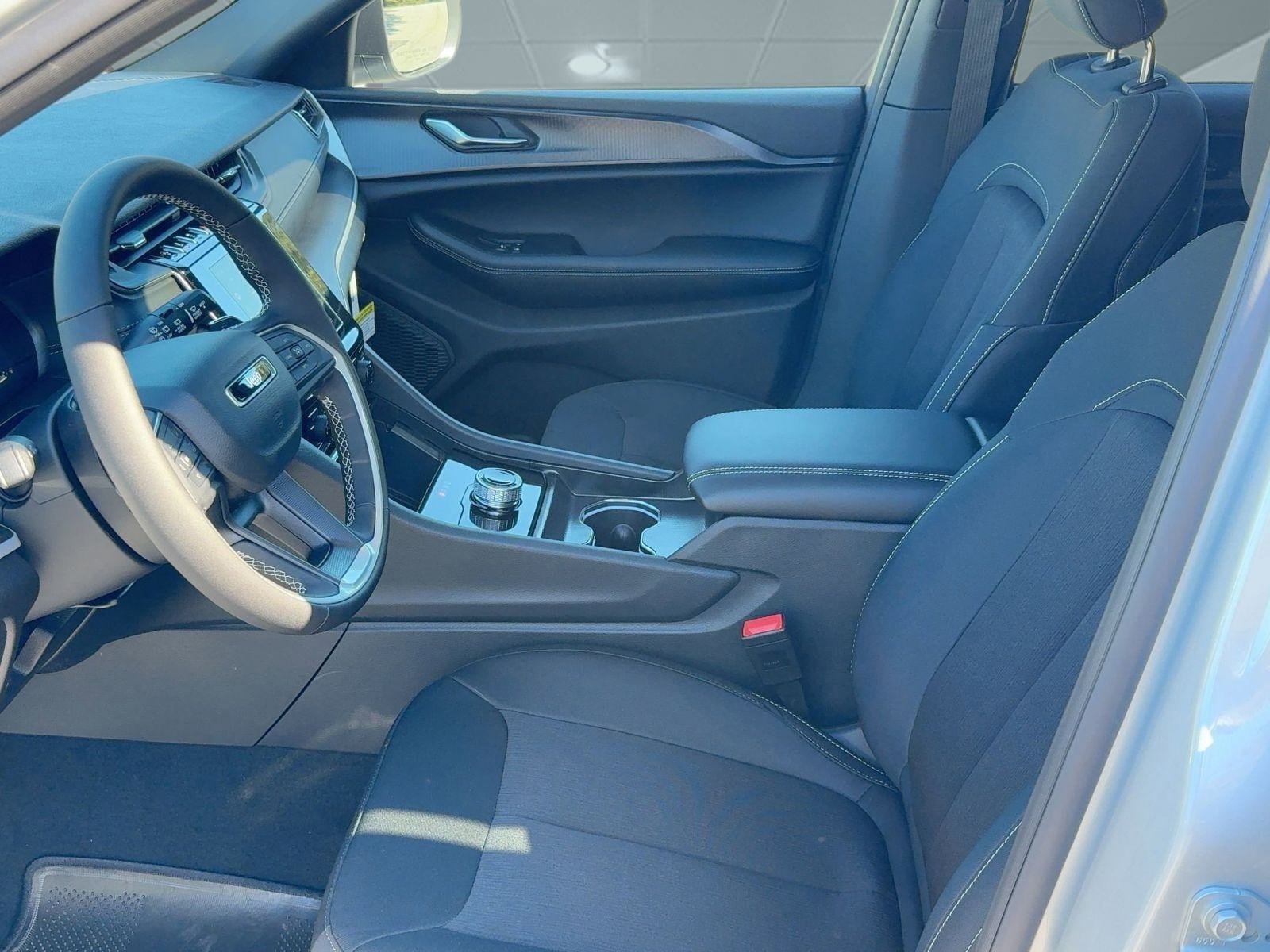 2025 Jeep Grand Cherokee Laredo X photo 4