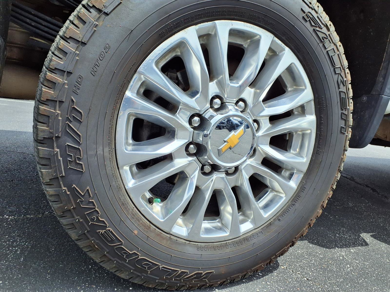 Used 2023 Iridescent Pearl Tricoat Chevrolet High Country image 38