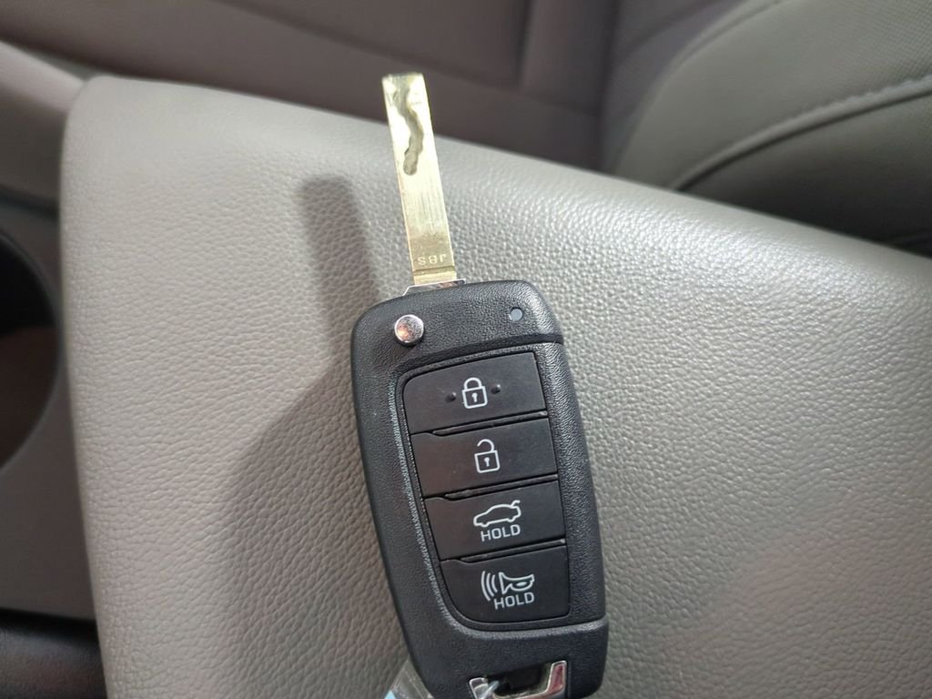 2025 Hyundai Elantra SE - Photo 35