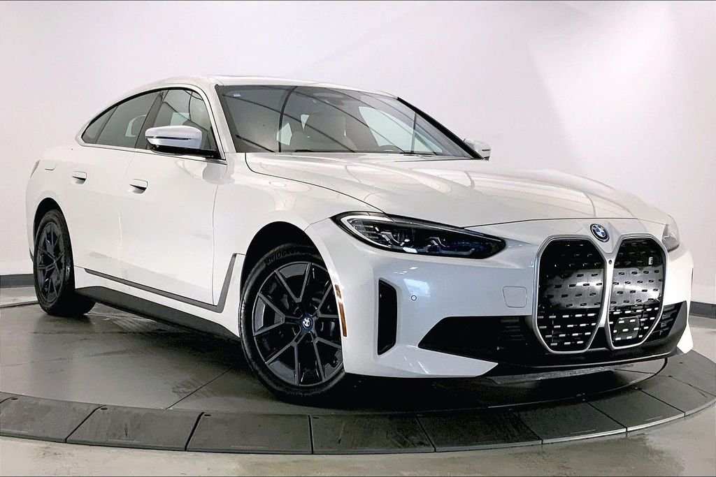Used 2023 Mineral White Metallic BMW  image 33