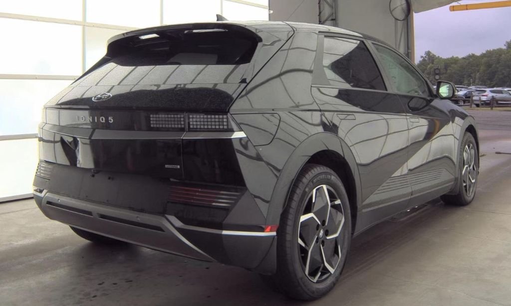 Used 2024 Black Hyundai SEL image 3