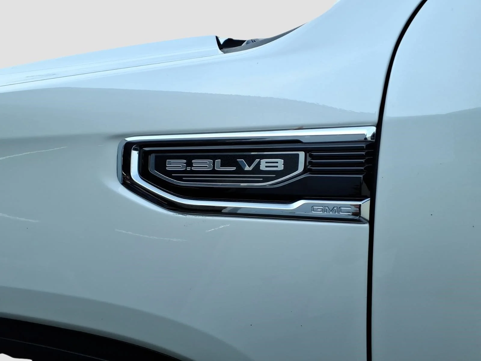 Used 2024 White Frost Tricoat GMC Denali image 11