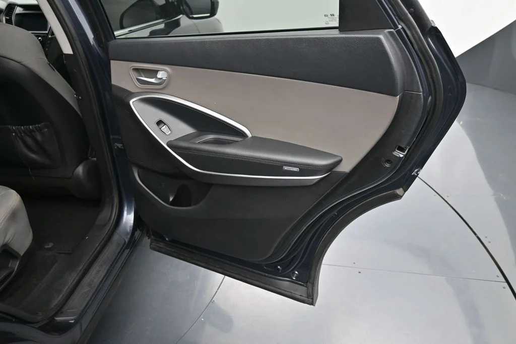 Used 2019 Blue Hyundai SE image 12